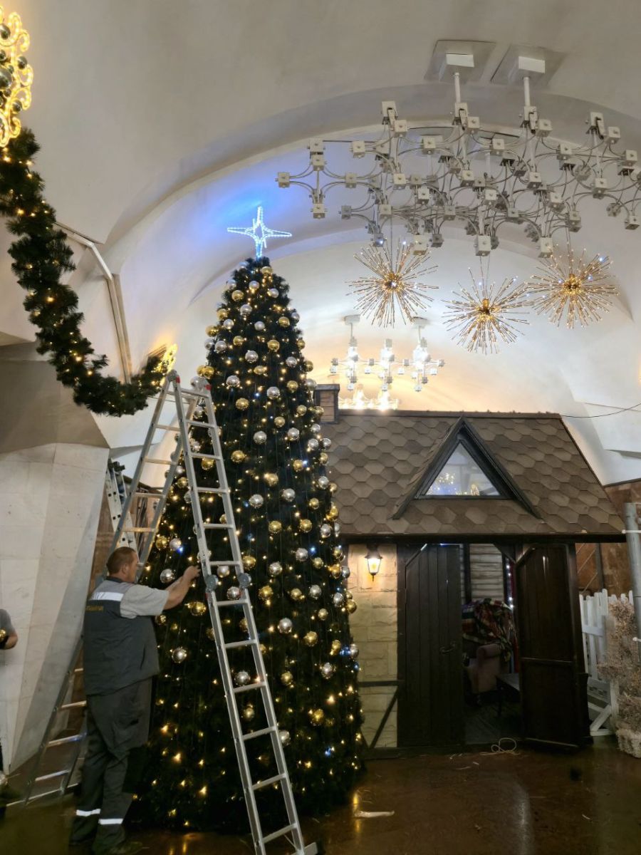 Новорічна ялинка та будиночок Миколая з’явилися на станції метро в Харкові